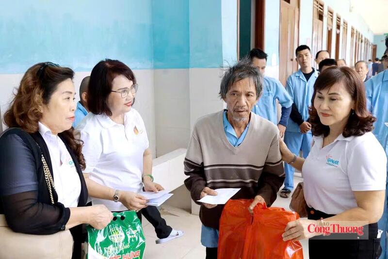 Không chỉ được biết đến với vai trò doanh nhân, bà Đồng Thị Ánh còn là gương mặt quen thuộc trong các hoạt động cộng đồng. Ảnh: NVCC