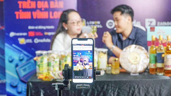 Livestream bán hàng và ứng dụng thương mại điện tử đang trở thành kênh quảng bá, tiêu thụ hiệu quả cho doanh nghiệp, HTX và hộ sản xuất.