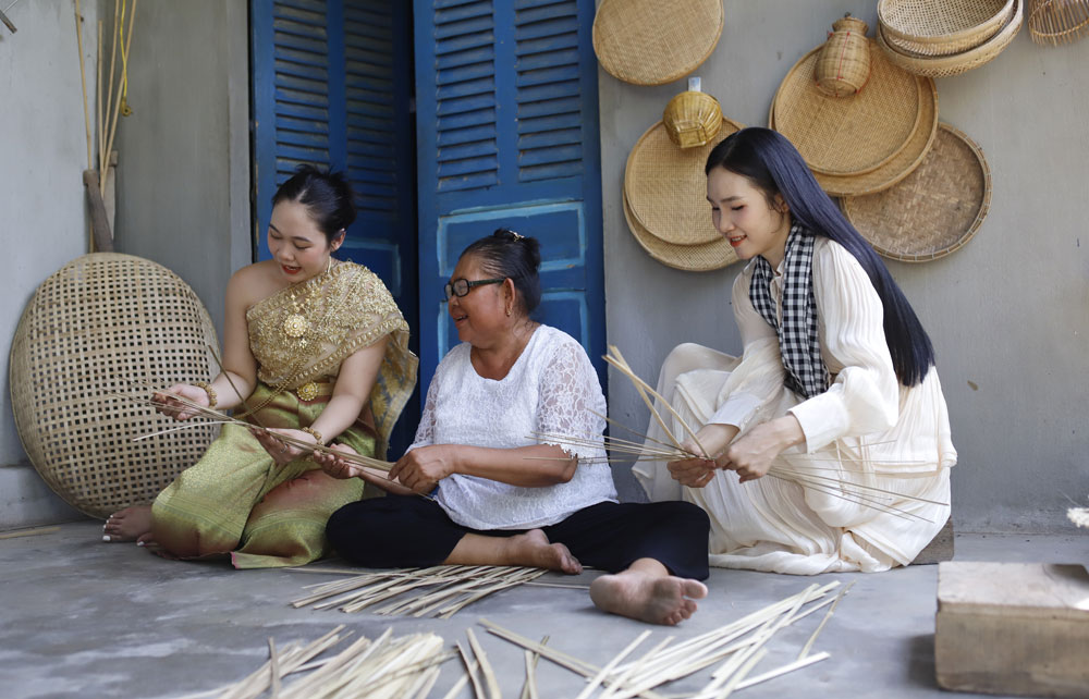 Nghề đan đát truyền thống của đồng bào Khmer trong Làng Văn hóa- Du lịch Khmer.