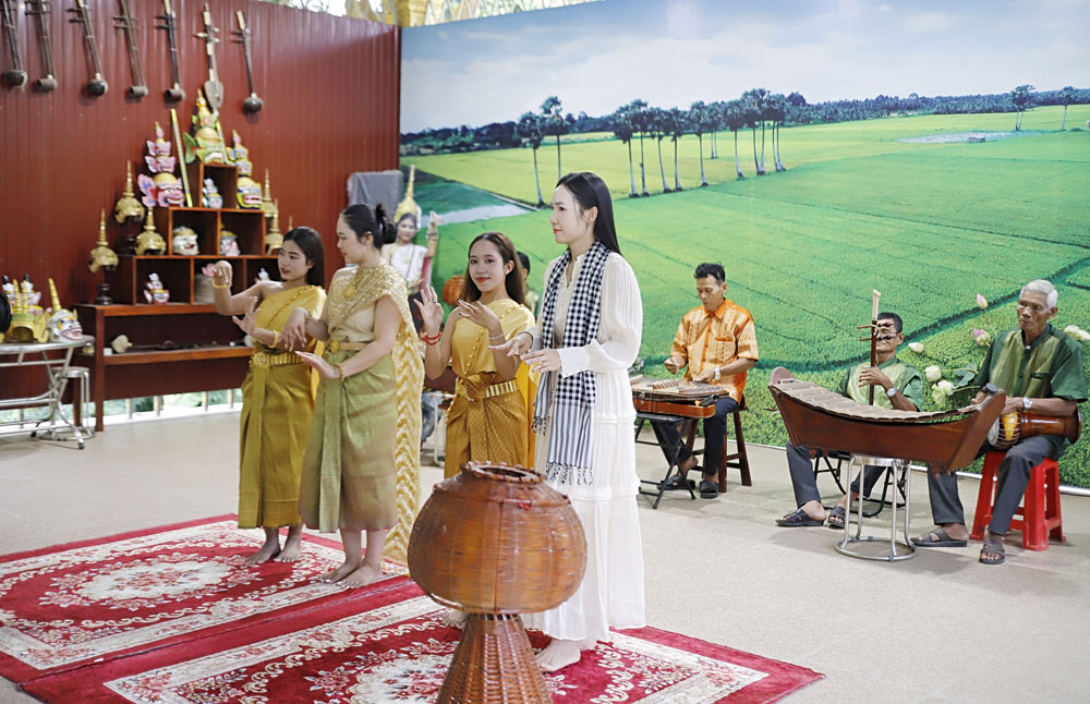 Thưởng thức điệu múa  của đồng bào dân tộc Khmer  tại Nhà sinh hoạt văn hóa cộng đồng (Ao Bà Om).