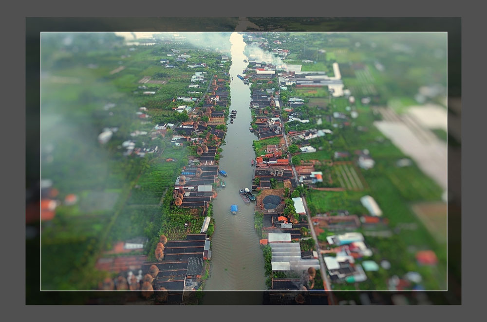 Một góc làng gạch gốm Mang Thít dọc kinh Thầy Cai.