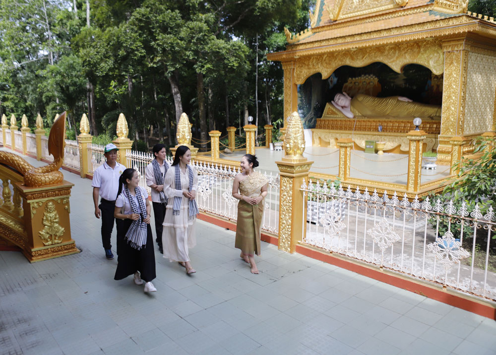 Tham quan chùa Lò Gạch.