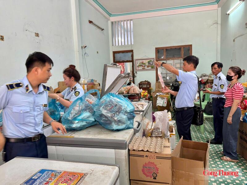 Từ ngày 7/5 đến hết ngày 30/5/2026, các lực lượng chức năng đã phát hiện, xử lý 60 vụ vi phạm liên quan đến giả mạo nhãn hiệu. Ảnh: QLTT