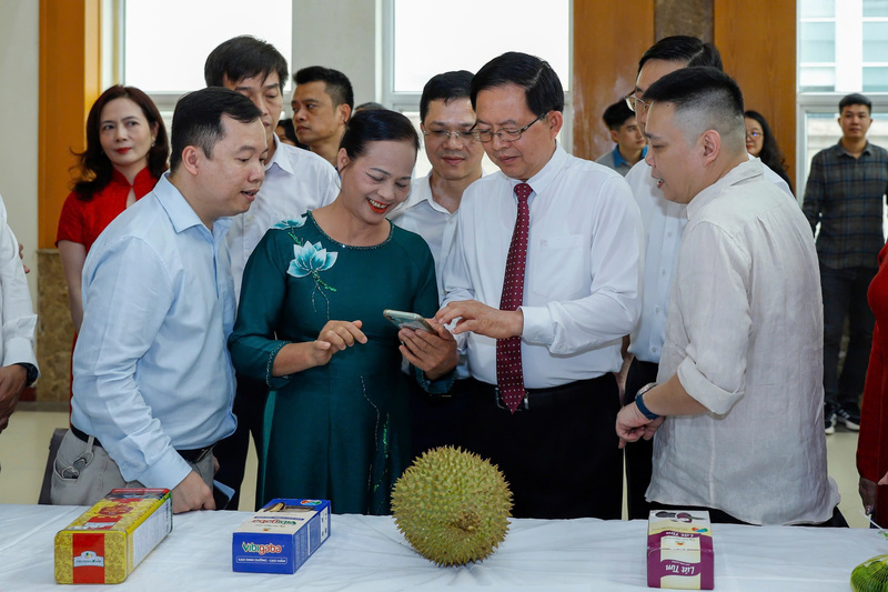 Phó Thủ tướng Hồ Quốc Dũng trải nghiệm Hệ thống truy xuất nguồn gốc nông sản bên lề sự kiện. Ảnh: Khương Trung