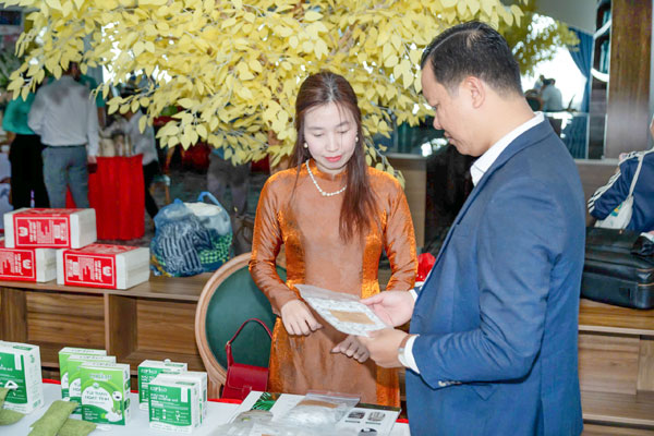 Doanh nhân Nguyễn Thị Thanh Thủy giới thiệu sản phẩm khởi nghiệp, tìm kiếm thị trường. Ảnh: CẨM TRÚC