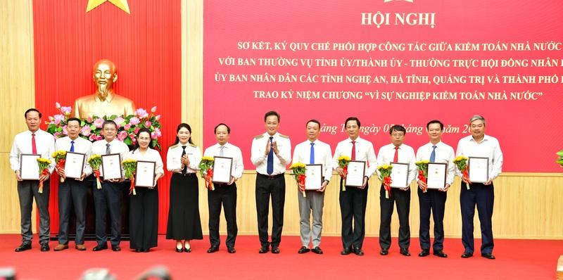 Lãnh đạo Kiểm toán nhà nước trao Kỷ niệm chương vì sự nghiệp Kiểm toán nhà nước tặng các đồng chí là lãnh đạo tỉnh, thành phố và lãnh đạo các sở, ngành của 4 địa phương đã có nhiều công lao đóng góp cho sự nghiệp xây dựng và phát triển Kiểm toán nhà nước trong thời gian qua. Ảnh: SAV