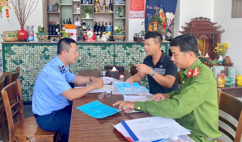 Trong quá trình kiểm tra, lực lượng chức năng được yêu cầu kết hợp hướng dẫn tổ chức, cá nhân kinh doanh chấp hành quy định. Ảnh: Tuệ Lâm
