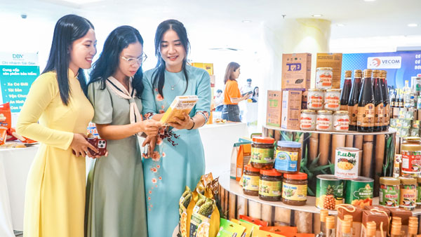 Khu vực trưng bày sản phẩm OCOP, sản phẩm công nghiệp nông thôn tiêu biểu của tỉnh tại hội thảo “Phát triển thương mại điện tử- Thúc đẩy đầu tư, hỗ trợ doanh nghiệp địa phương” do Sở Công Thương tổ chức.