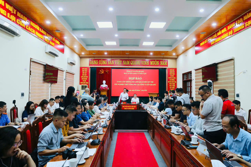 Quang cảnh buổi họp báo. Ảnh: Văn Hạnh