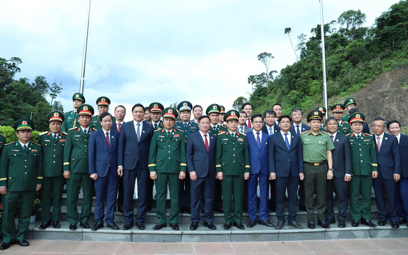 Đại tướng Phan Văn Giang và Đoàn đại biểu cấp cao Bộ Quốc phòng Việt Nam chụp ảnh chung. Ảnh: Ngọc Lâm