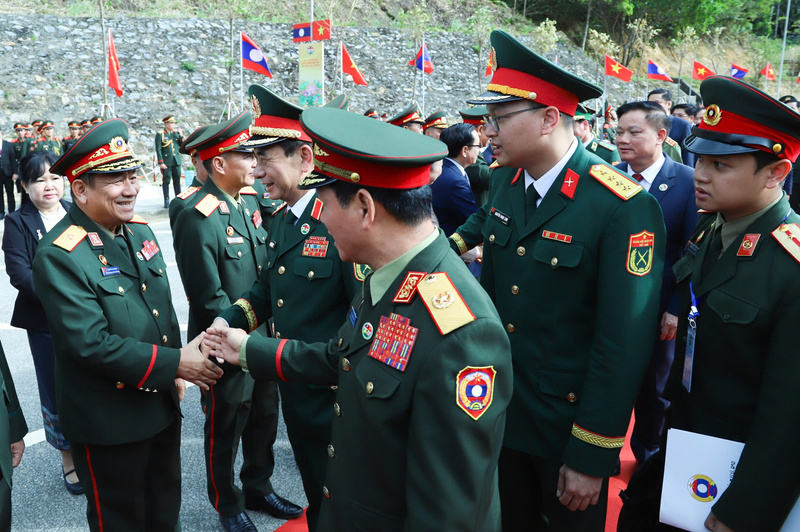 Đoàn đại biểu cấp cao Bộ Quốc phòng Lào đón Đại tướng Phan Văn Giang và Đoàn đại biểu cấp cao Bộ Quốc phòng Việt Nam. Ảnh: Ngọc Lâm