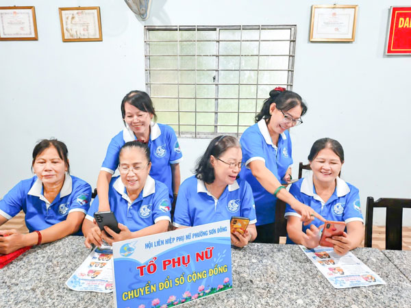 Hội LHPN phường Sơn Đông tập huấn và ra mắt mô hình, CLB chuyển đổi số tại chi hội phụ nữ khu phố, ấp, góp phần đưa phong trào bình dân học vụ số về cơ sở. Ảnh: THÀNH LẬP