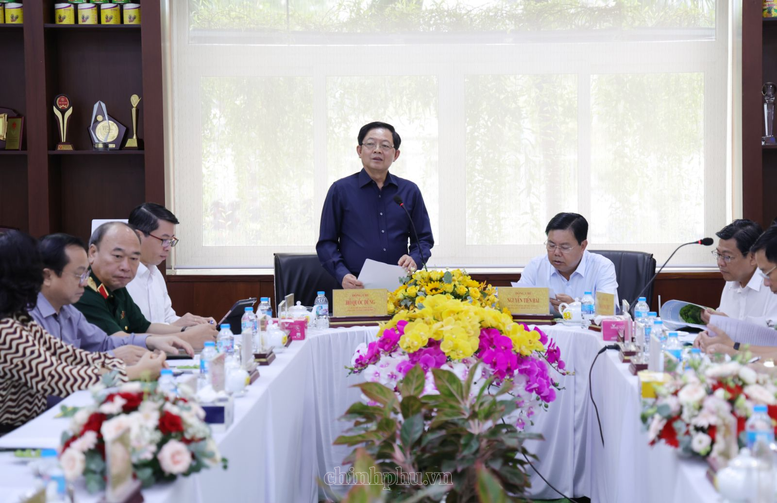 Phó Thủ tướng Hồ Quốc Dũng làm việc với Công ty Antesco - Ảnh: VGP/Gia Huy