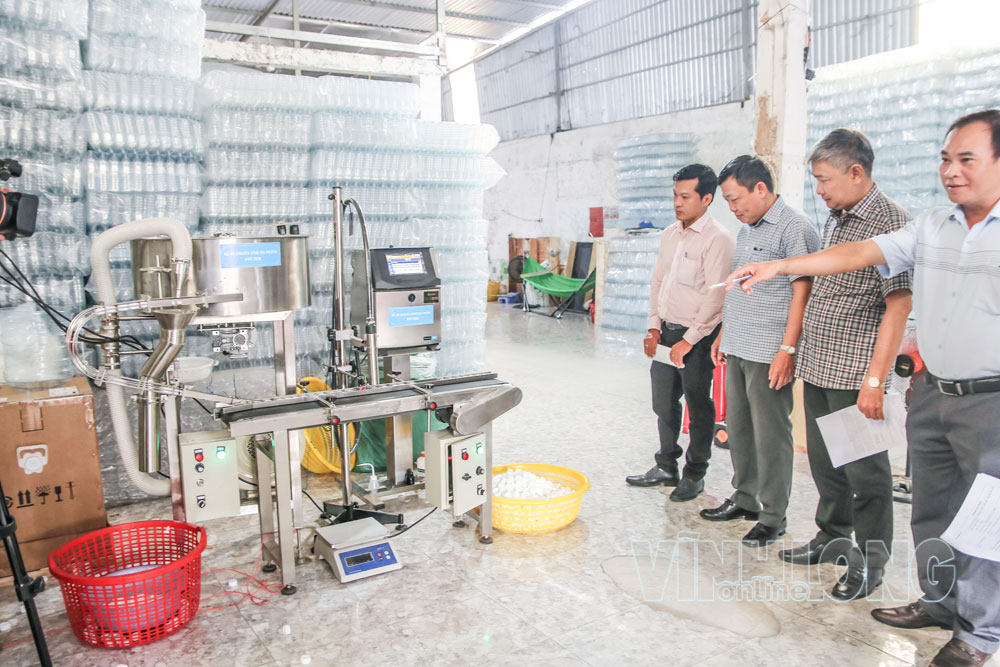 Nghiệm thu thực tế việc đầu tư máy móc thiết bị tiên tiến tại Công ty TNHH Sản xuất- Thương mại- Dịch vụ Đoan Nguyễn. Ảnh: THẠCH THẢO