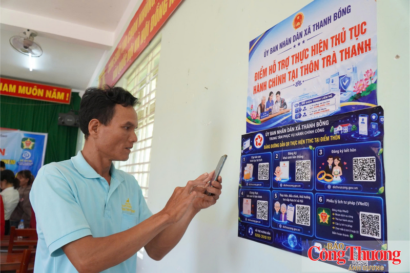 Những thủ tục đơn giản được cán bộ hướng dẫn cho người dân tự thao tác trên chiếc điện thoại thông minh của mình