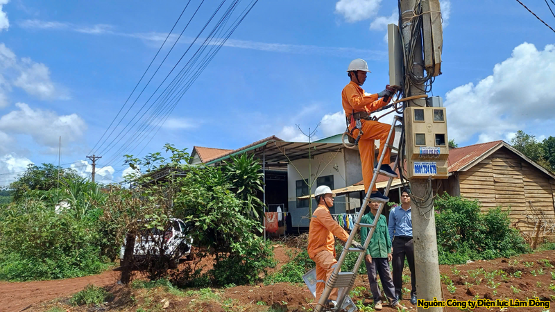 Nhân viên Công ty Điện lực Lâm Đồng đấu nối điện cho người dân.