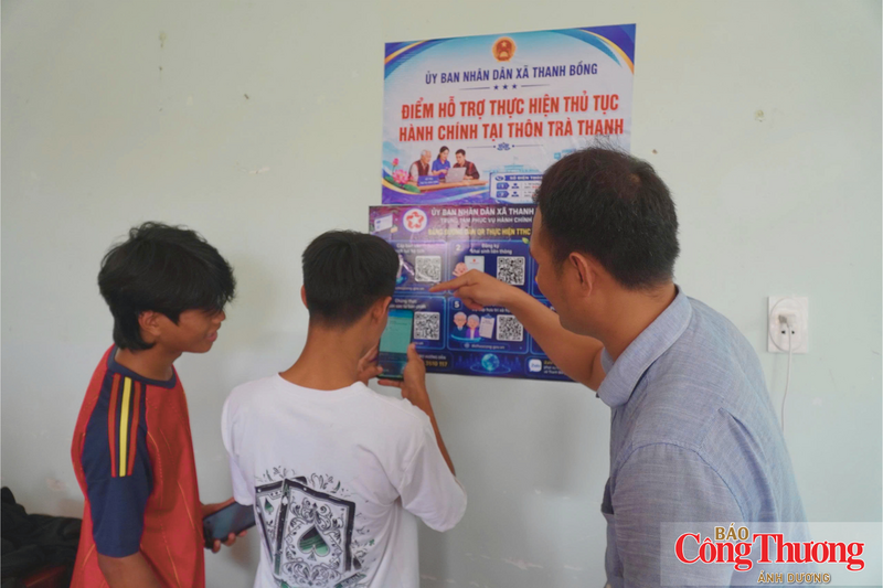 Các cán bộ địa phương đều kiên trì hướng dẫn người dân theo phương châm “cầm tay chỉ việc”