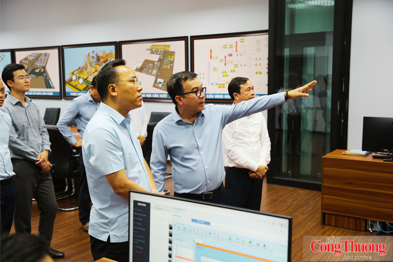 Thứ trưởng Nguyễn Hoàng Long nghe báo cáo về công tác điều hành sản xuất của nhà máy.