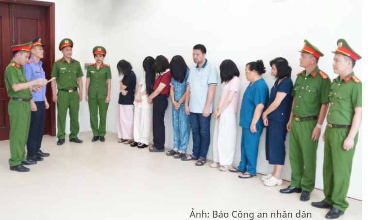 Cơ quan Cảnh sát điều tra Công an tỉnh Nghệ An đọc lệnh khởi tố vụ án, khởi tố 10 bị can về tội “Lừa dối khách hàng”.