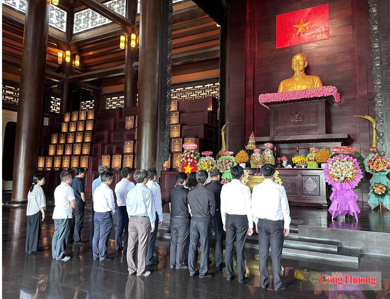 Đại diện lãnh đạo các đơn vị thuộc Bộ Công Thương tại phía Nam thành kính dâng hương tưởng nhớ các Anh hùng - Liệt sĩ.