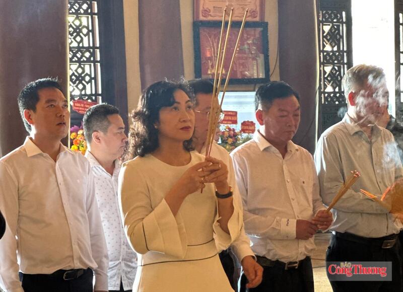 Bộ Công Thương dâng hương tưởng niệm các Anh hùng - Liệt sĩ tại TP. Hồ Chí Minh - 2