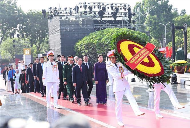 Đoàn đại biểu Ủy ban Trung ương MTTQ Việt Nam đặt vòng hoa tại Đài tưởng niệm các Anh hùng liệt sĩ. Ảnh: Minh Đức/TTXVN