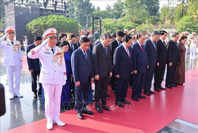 Các đồng chí lãnh đạo, nguyên lãnh đạo Đảng, Nhà nước đặt vòng hoa tại Đài tưởng niệm các Anh hùng liệt sĩtrên đường Bắc Sơn (Ba Đình, Hà Nội). Ảnh: Minh Đức/TTXVN