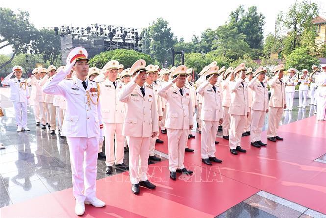 Đoàn đại biểu Quân ủy Trung ương và Bộ Quốc phòng đặt vòng hoa tưởng niệm các Anh hùng liệt sĩ. Ảnh: Minh Đức/TTXVN