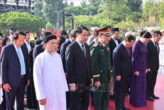 Đoàn đại biểu Đảng ủy Công an Trung ương và Bộ Công an đặt vòng hoa tại Đài tưởng niệm các Anh hùng liệt sĩ. Ảnh: Minh Đức/TTXVN