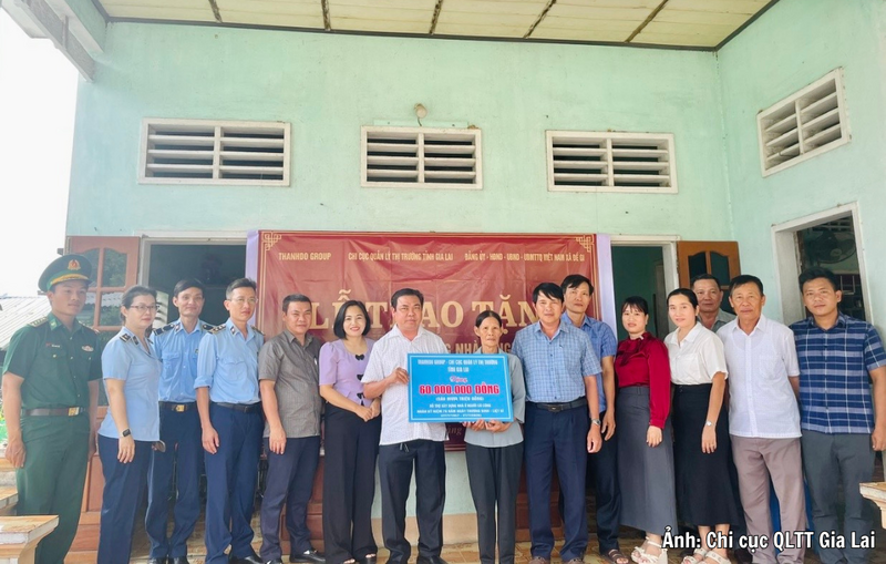 Chi cục Quản lý thị trường Gia Lai phối hợp với Thành Đô Group cùng chính quyền địa phương xã Đề Gi trao kinh phí 60 triệu đồng hỗ trợ xây dựng nhà tình nghĩa cho gia đình bà Trần Thị Cúc.