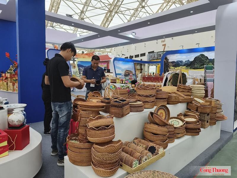 Sản phẩm công nghiệp nông thôn giới thiệu sản phẩm tại hội chợ, triển lãm.