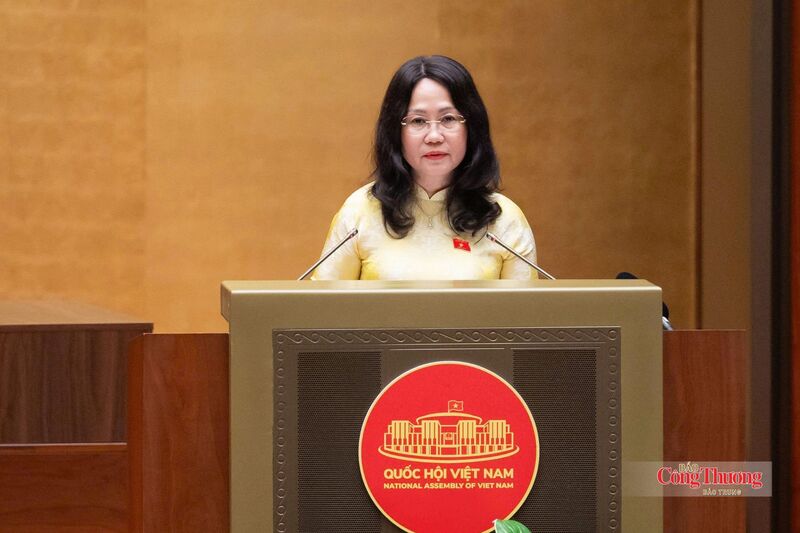 Bộ trưởng Bộ Văn hóa, Thể thao và Du lịch Lâm Thị Phương Thanh trình bày tờ trình.