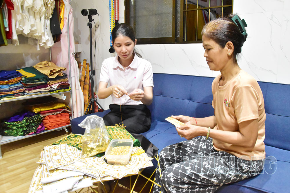 Bà Kim Thị Chính (bên phải) kết cườm các loại đai cho trang phục truyền thống của đồng bào Khmer.