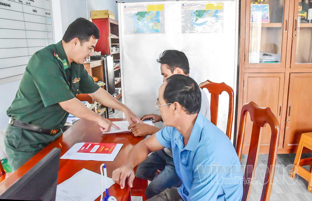 Thiếu tá Thạch Hưm Sâm Bô hướng dẫn ngư dân thủ tục trước khi nhập bến Cảng cá Định An.