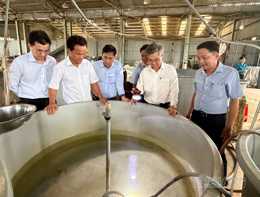 Đoàn khảo sát tại Trại Thuỷ sản (phường Tân Ngãi).