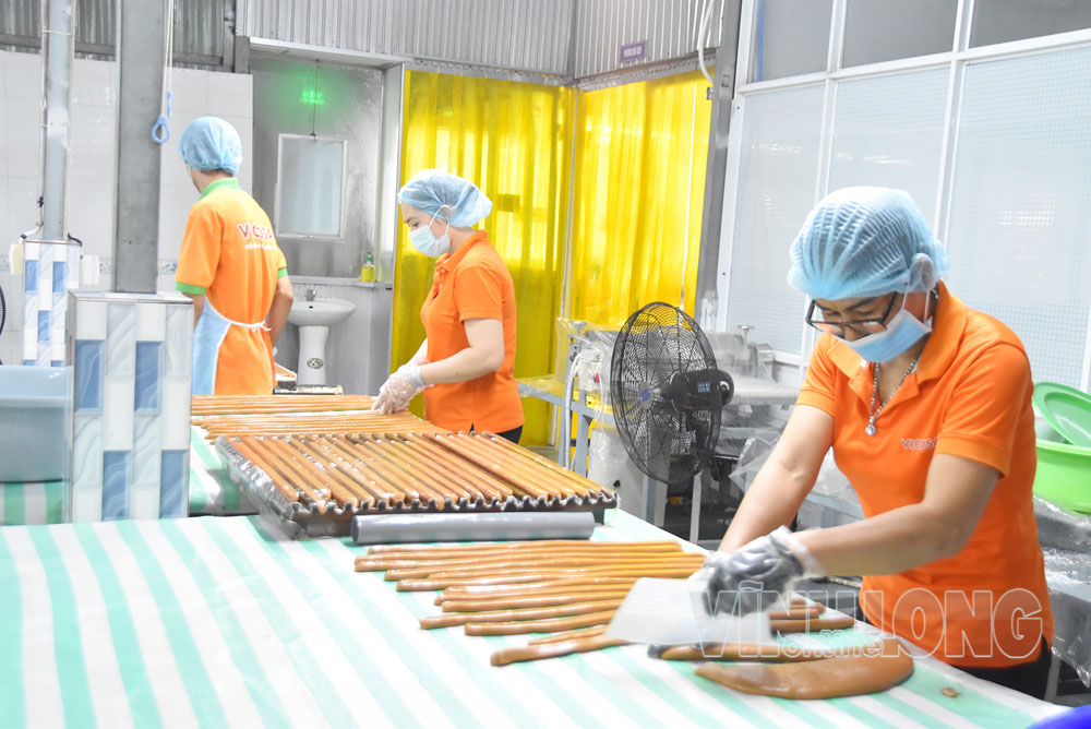 Quy trình sản xuất kẹo dừa sáp của Vicosap. Ảnh: MỸ NHÂN