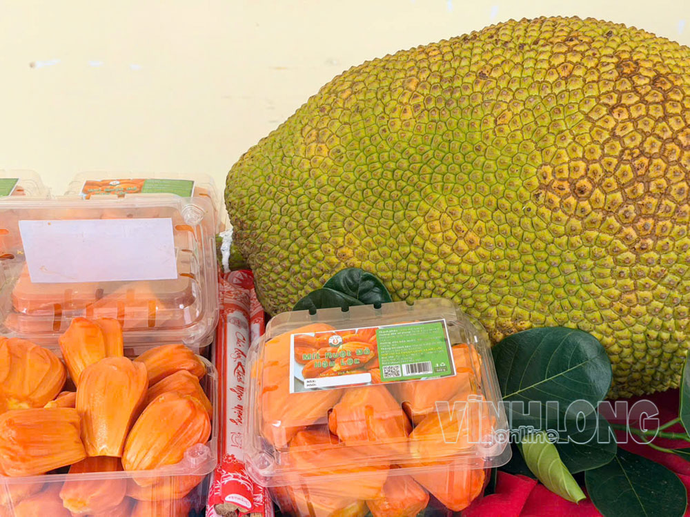 Sản phẩm từ mít ruột đỏ góp phần đa dạng hóa đầu ra, mở thêm hướng nâng giá trị nông sản. Ảnh: THẢO LY