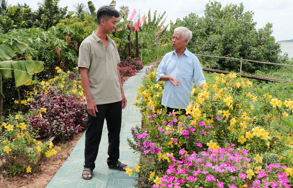 Ông Huỳnh Văn Nguyên (bìa phải) chia sẻ về du lịch cộng đồng Cồn Hô. Ảnh: SƠN TUYỀN