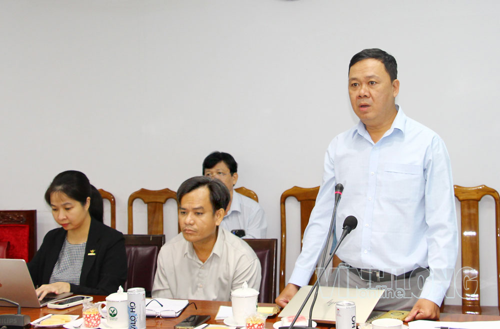 Ông Lê Đình Hoàn- Giám đốc HTX Vĩnh Bình trình bày tại buổi đối thoại giữa UBND tỉnh với các tổ chức kinh tế tập thể.