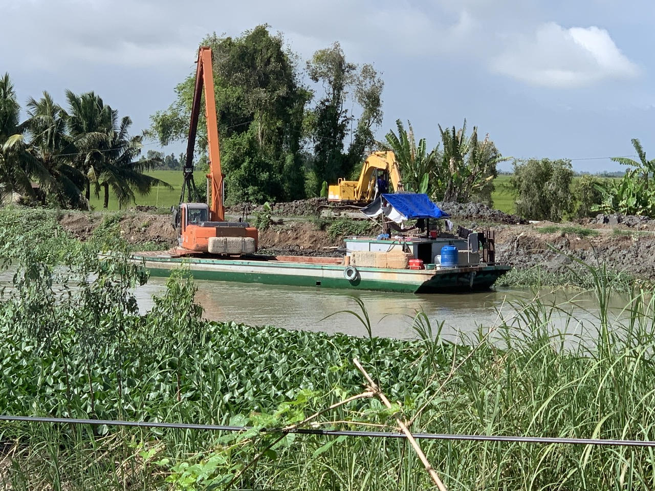 Chính quyền địa phương vùng Đồng Tháp Mười, tỉnh Tây Ninh chủ động gia cố đê bao bảo vệ mùa vụ (ảnh: Lê Lối)