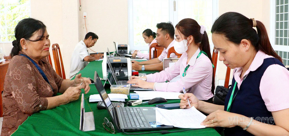 Đại diện Tổ tiết kiệm và vay vốn đến giao dịch tại điểm giao dịch xã Hòa Bình, thuộc Phòng giao dịch NH Chính sách xã hội Trà Ôn.