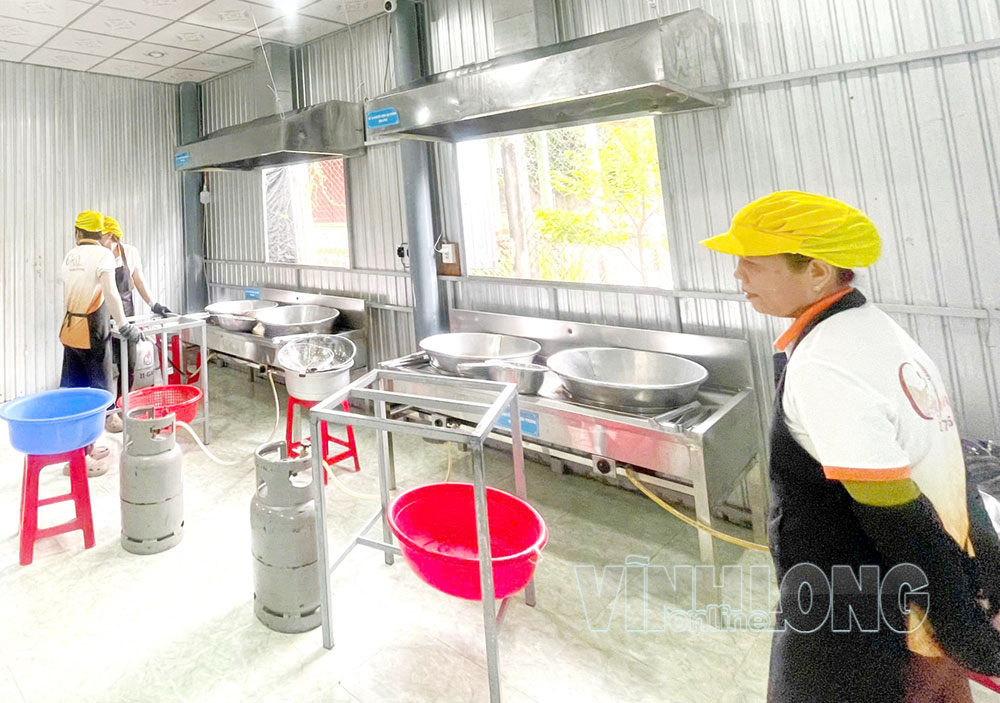 Máy móc thiết bị ứng dụng vào sản xuất cơm cháy chà bông tại hộ kinh doanh Nguyễn Văn Có (xã Ba Tri).