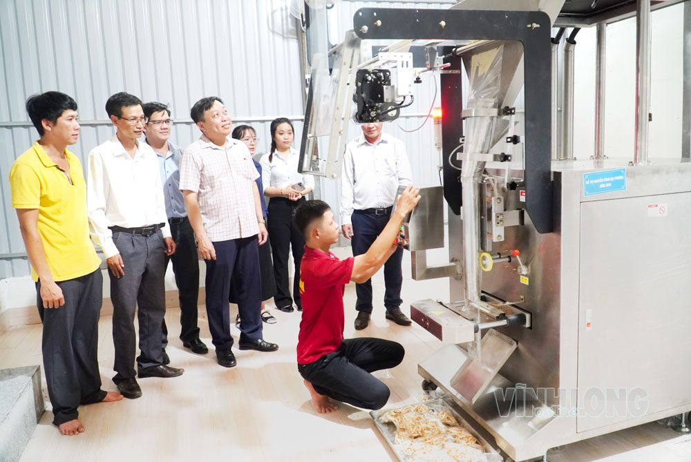 Đoàn đoàn nghiệm thu đề án “Hỗ trợ ứng dụng máy móc thiết bị tiên tiến và sản xuất bánh” tại Công ty TNHH Thực phẩm Thanh Tâm Vĩnh Long (phường An Hội).