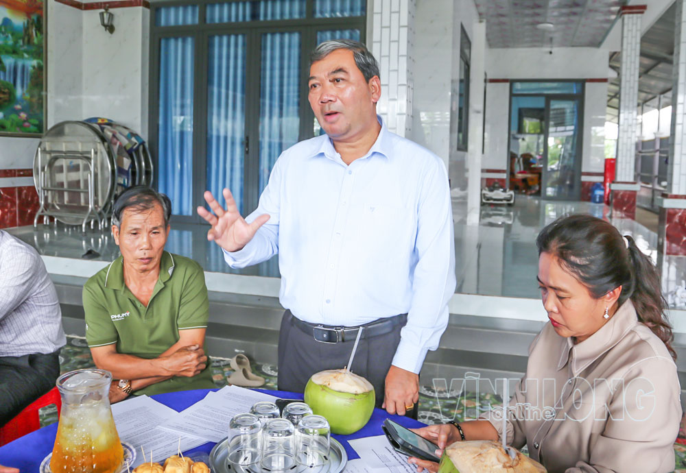 Đồng chí Kim Ngọc Thái- Phó Bí thư Tỉnh ủy, Chủ tịch Ủy ban MTTQ Việt Nam tỉnh phát biểu tại buổi làm việc với HTX Nông nghiệp Phát Tài.