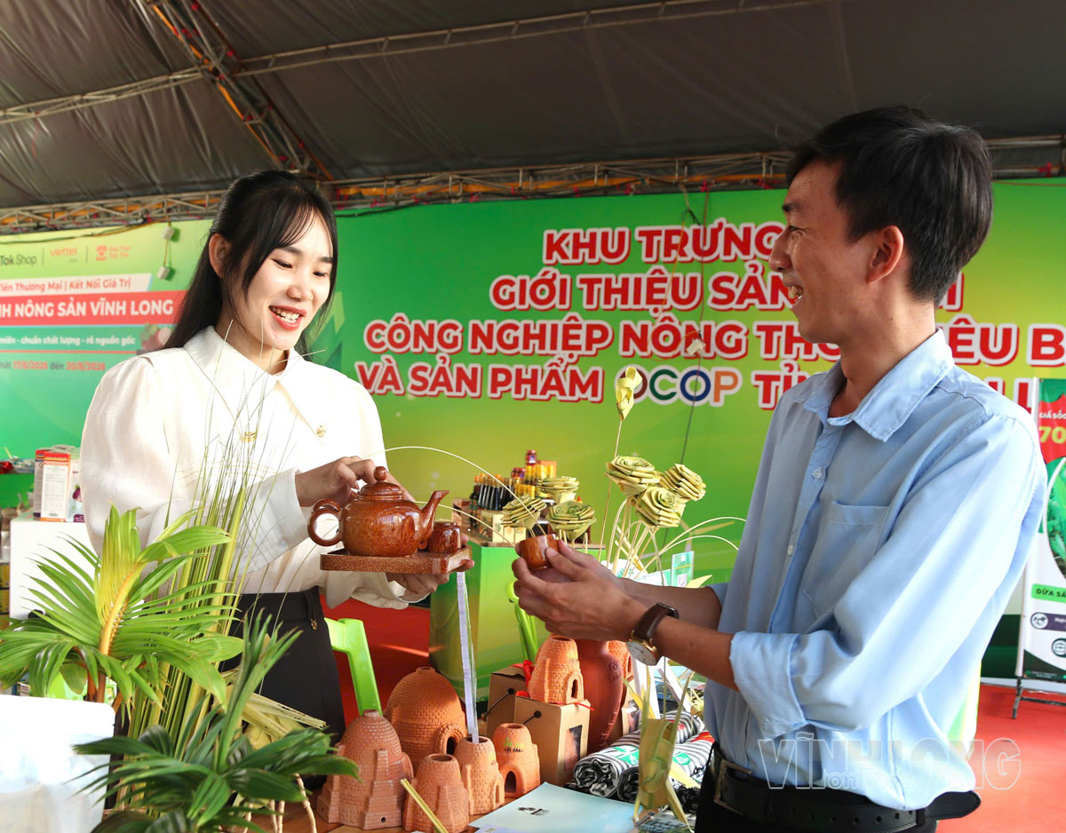 Hội chợ xúc tiến thương mại do Sở Công Thương tổ chức đã giới thiệu nhiều tour, tuyến du lịch và sản phẩm đặc trưng của Vĩnh Long đến khách tham quan.