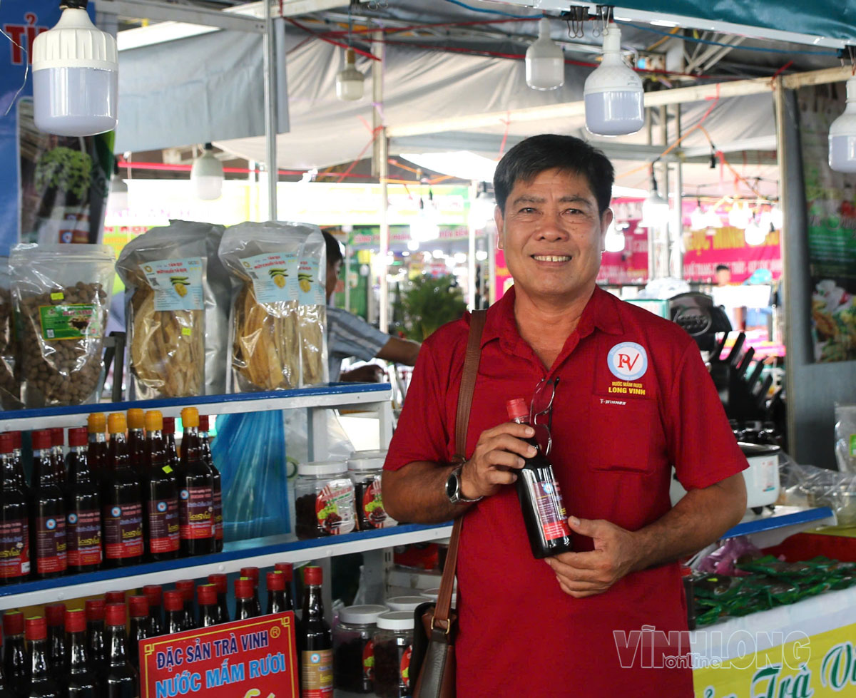 Ông Ngô Văn Phương - Doanh nghiệp tư nhân Phong Vinh, phường Duyên Hải, mang đến hội chợ nhiều đặc sản vùng Trà Vinh; ông cho biết người dân đón nhận rất nhiệt tình, sức mua tốt.
