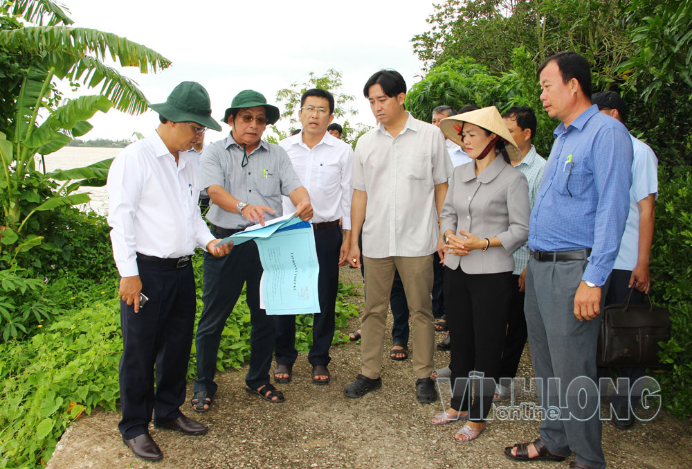 Đồng chí Châu Văn Hòa- Tỉnh ủy viên, Phó Chủ tịch UBND tỉnh (bìa trái) cùng đoàn công tác khảo sát hiện trạng điểm sạt lở để có giải pháp gia cố, bảo đảm an toàn cho người dân tại xã Quới Thiện.