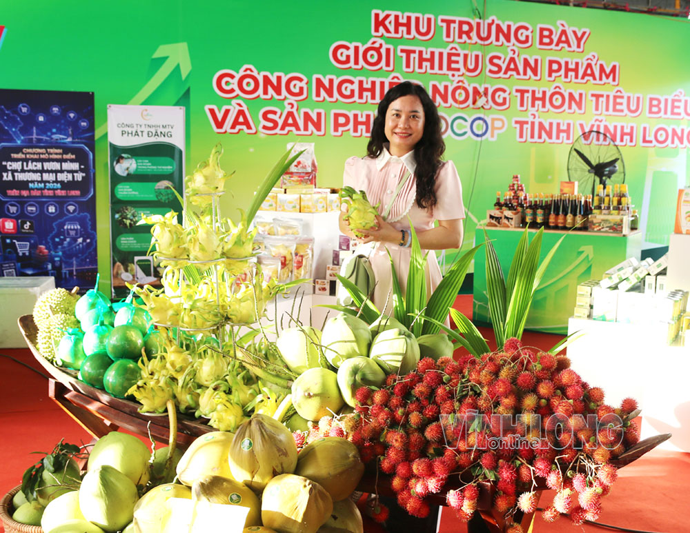 Gian hàng chung của tỉnh trở thành điểm giới thiệu, quảng bá nhiều sản phẩm đặc trưng.