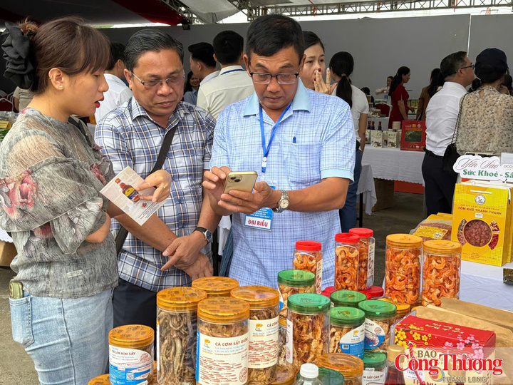 Các đại biểu nghe giới thiệu về các sản phẩm OCOP tại một chương trình tổ chức tại tỉnh Quảng Trị