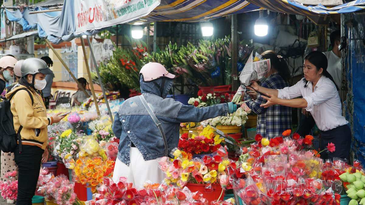 Đa dạng trái cây, hoa tươi, đồ chay phục vụ cúng rằm tháng 7.